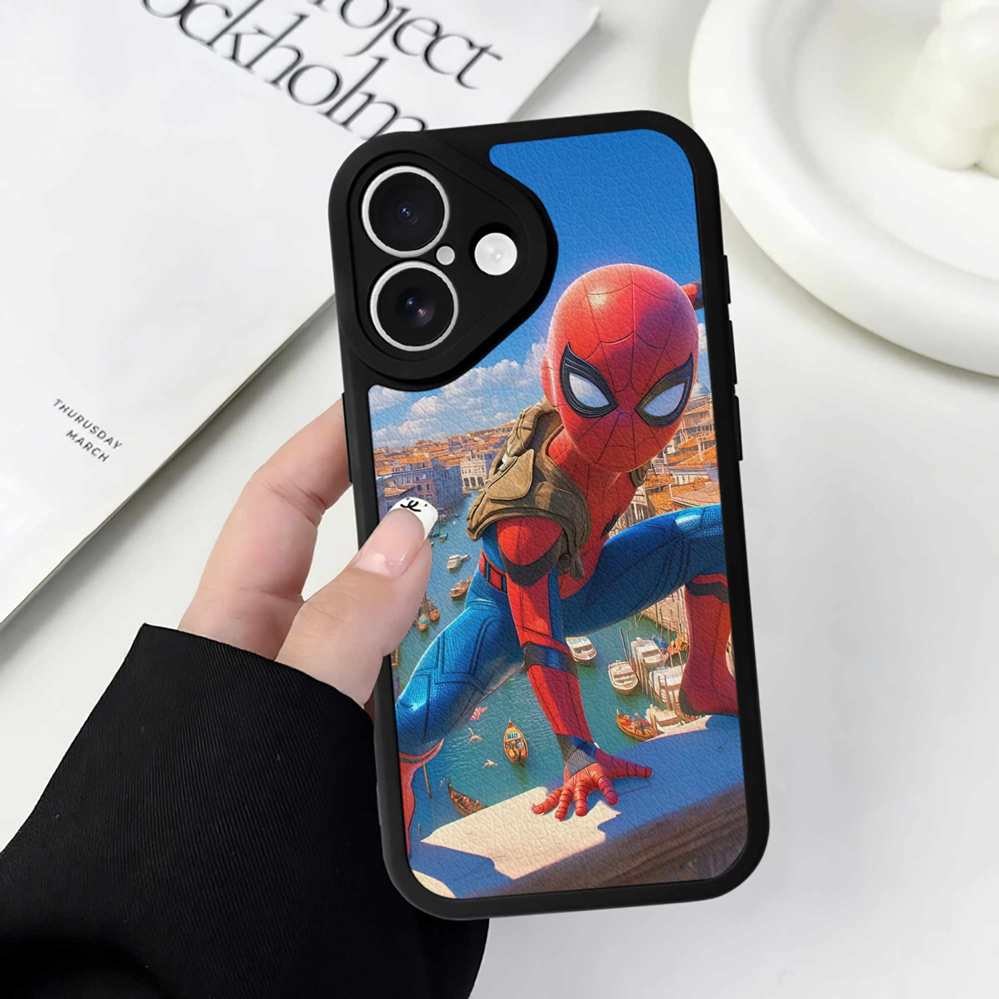 Spider Man スパイダーマン 【iPhone 16シリーズ対応】シリコンスマホケース（レザー調） 材質：シリコン